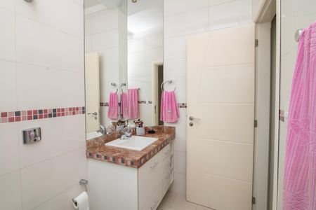 Casa de condomínio para alugar com 500m², 5 quartos e 6 vagasBanheiro do Quarto 2 Suíte