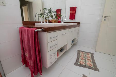 Casa de condomínio para alugar com 500m², 5 quartos e 6 vagasBanheiro do Quarto 3 Suíte Master