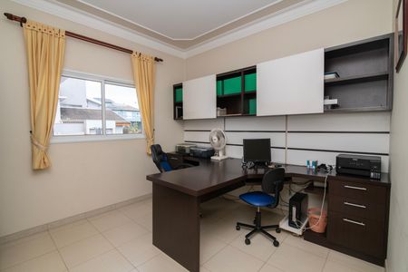 Casa de condomínio para alugar com 500m², 5 quartos e 6 vagasEscritório