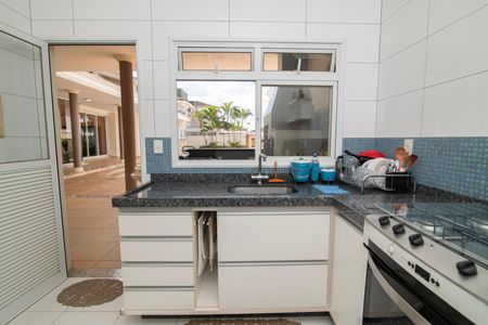 Casa de condomínio para alugar com 500m², 5 quartos e 6 vagasCozinha da Área Externa