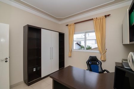 Casa de condomínio para alugar com 500m², 5 quartos e 6 vagasEscritório