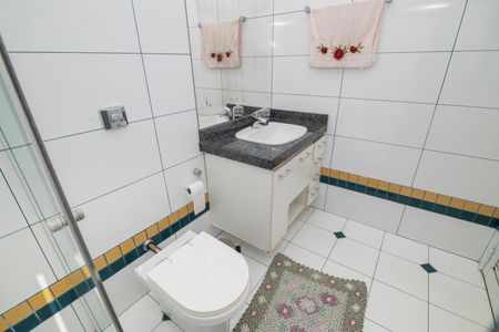 Casa de condomínio para alugar com 500m², 5 quartos e 6 vagasBanheiro da Area Externa