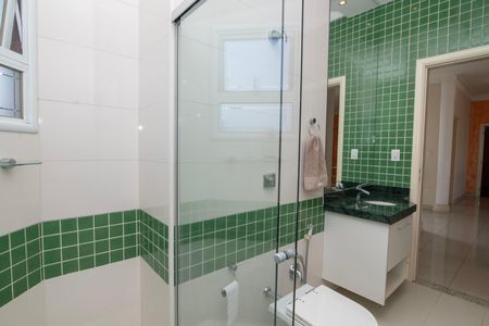 Casa de condomínio para alugar com 500m², 5 quartos e 6 vagasBanheiro Social