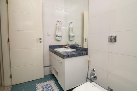 Casa de condomínio para alugar com 500m², 5 quartos e 6 vagasBanheiro do Quarto 1 Suíte