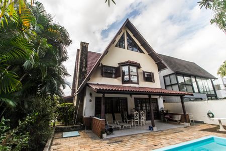 Casa de condomínio à venda com 220m², 3 quartos e 3 vagasFachada