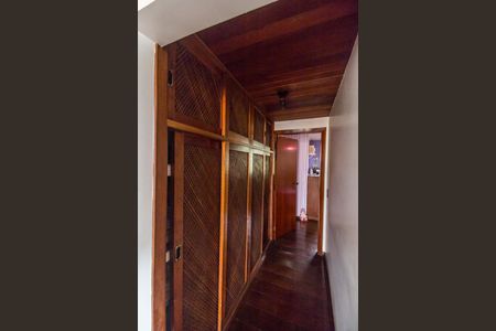 Casa de condomínio à venda com 220m², 3 quartos e 3 vagasCorredor