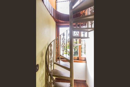 Casa de condomínio à venda com 220m², 3 quartos e 3 vagasEscada