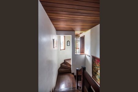 Casa de condomínio à venda com 220m², 3 quartos e 3 vagasEscada