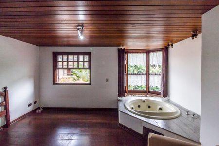 Casa de condomínio à venda com 220m², 3 quartos e 3 vagasSuíte master