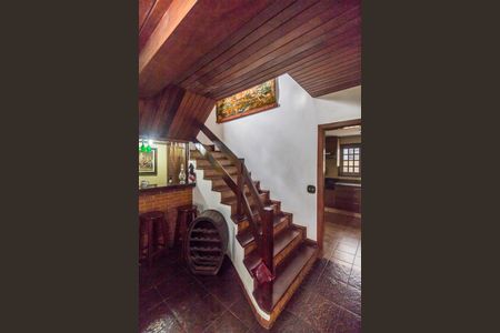 Casa de condomínio à venda com 220m², 3 quartos e 3 vagasEscada