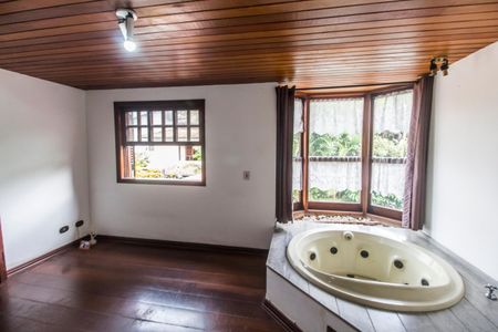 Casa de condomínio à venda com 220m², 3 quartos e 3 vagasSuíte master