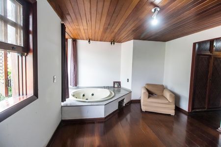 Casa de condomínio à venda com 220m², 3 quartos e 3 vagasSuíte master