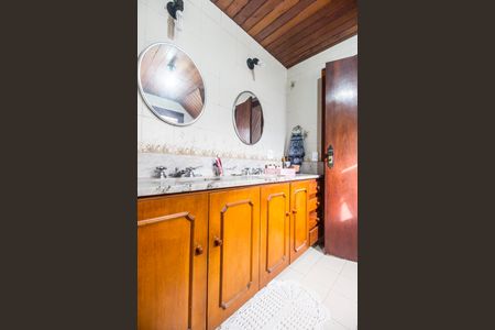 Casa de condomínio à venda com 220m², 3 quartos e 3 vagasBanheiro Social