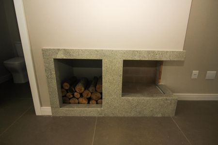 Casa de condomínio à venda com 96m², 3 quartos e 2 vagas Casa de condomínio à venda com 96m², 3 quartos e 2 vagasDetalhe da Sala - Lareira