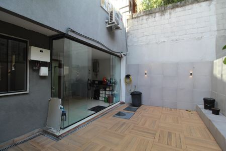 Casa de condomínio à venda com 219m², 3 quartos e 1 vagaFundos
