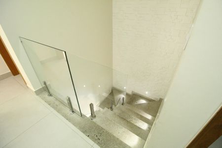 Casa de condomínio à venda com 219m², 3 quartos e 1 vagaEscada para o segundo andar