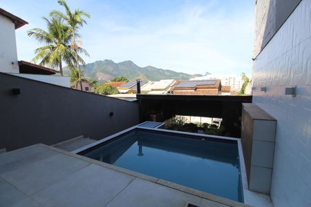 Casa de condomínio à venda com 219m², 3 quartos e 1 vagaPiscina