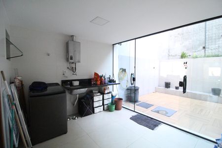 Casa de condomínio à venda com 219m², 3 quartos e 1 vagaÁrea de serviço