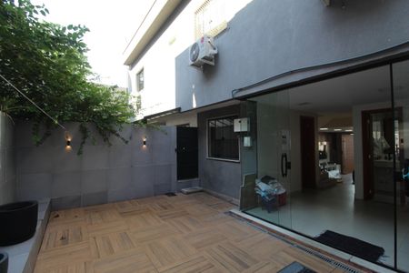 Casa de condomínio à venda com 219m², 3 quartos e 1 vagaFundos