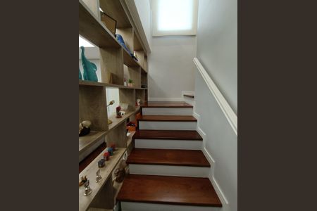 Casa à venda com 173m², 4 quartos e 3 vagasEscada