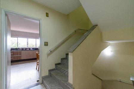 Casa à venda com 200m², 4 quartos e 3 vagas Casa à venda com 200m², 4 quartos e 3 vagasEscada