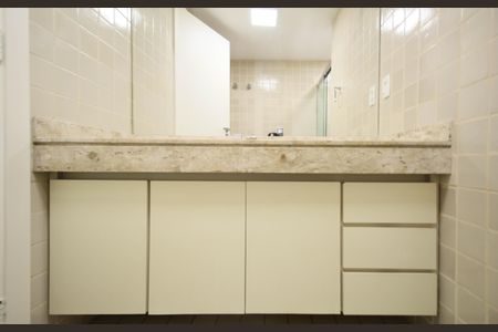 Apartamento à venda com 245m², 3 quartos e 4 vagasBanheiro 