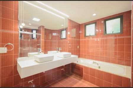 Apartamento à venda com 245m², 3 quartos e 4 vagasBanheiro da Suíte