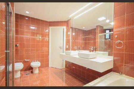 Apartamento à venda com 245m², 3 quartos e 4 vagasBanheiro da Suíte