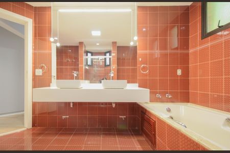 Apartamento à venda com 245m², 3 quartos e 4 vagasBanheiro da Suíte