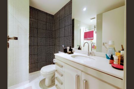 Apartamento à venda com 75m², 2 quartos e 1 vaga Apartamento à venda com 75m², 2 quartos e 1 vaga Banheiro da Suíte 2