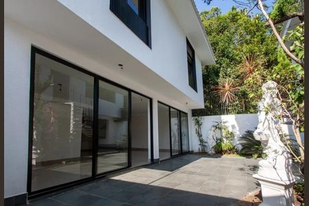 Casa à venda com 360m², 3 quartos e 3 vagas Casa à venda com 360m², 3 quartos e 3 vagasFoto 02