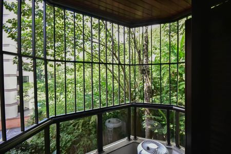 Apartamento à venda com 245m², 4 quartos e 4 vagas Apartamento à venda com 245m², 4 quartos e 4 vagasVaranda da Suíte 2