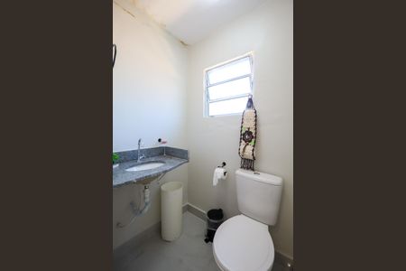 Casa à venda com 300m², 2 quartos e 2 vagas Casa à venda com 300m², 2 quartos e 2 vagasrooftop banheiro