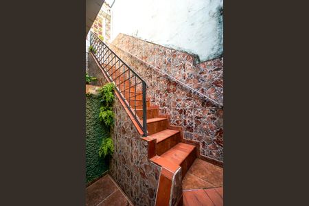 Casa à venda com 120m², 2 quartos e 1 vagaEscada de entrada