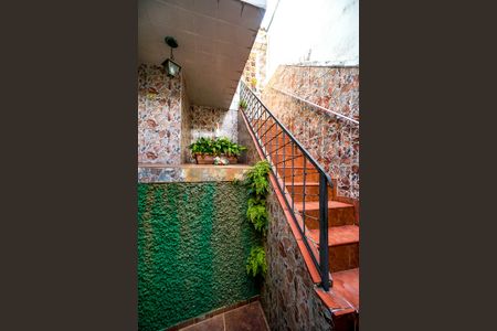 Casa à venda com 120m², 2 quartos e 1 vagaEscada de entrada