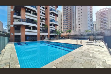 Apartamento à venda com 173m², 4 quartos e 3 vagas Apartamento à venda com 173m², 4 quartos e 3 vagasÁrea comum - Piscina