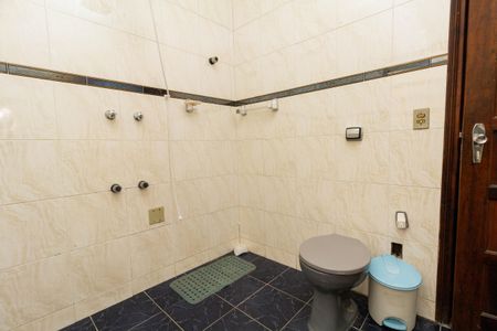 Casa à venda com 650m², 5 quartos e 11 vagasBanheiro da Suíte 1