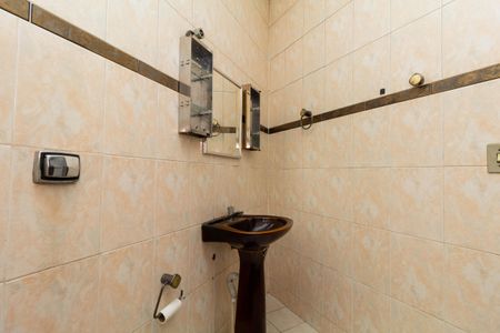 Casa à venda com 650m², 5 quartos e 11 vagasEdicula: Banheiro