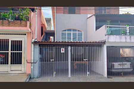 Casa à venda com 135m², 4 quartos e 2 vagas Casa à venda com 135m², 4 quartos e 2 vagasFachada