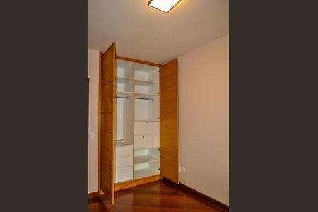 Casa de condomínio à venda com 365m², 3 quartos e 4 vagasQuarto 2