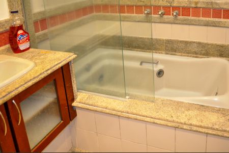 Casa de condomínio à venda com 365m², 3 quartos e 4 vagasBanheiro - Quarto 1