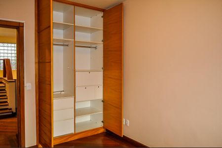 Casa de condomínio à venda com 365m², 3 quartos e 4 vagasQuarto 2