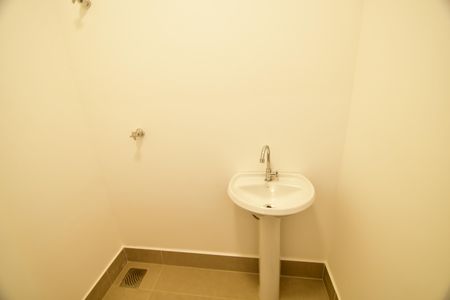Casa de condomínio à venda com 230m², 3 quartos e 4 vagasBanheiro de serviço