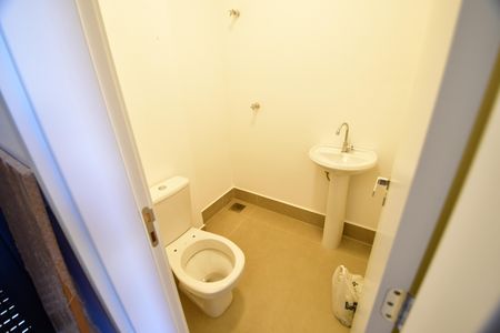 Casa de condomínio à venda com 230m², 3 quartos e 4 vagasBanheiro de serviço