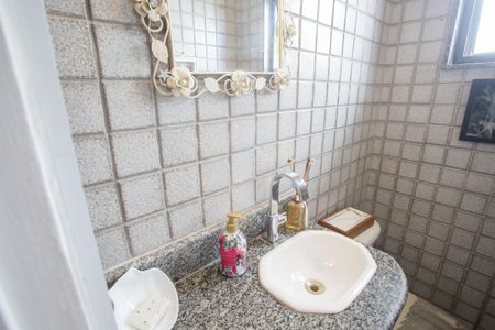 Casa de condomínio à venda com 360m², 6 quartos e 2 vagasLavabo da Sala de TV