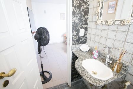 Casa de condomínio à venda com 360m², 6 quartos e 2 vagasLavabo da Sala de TV