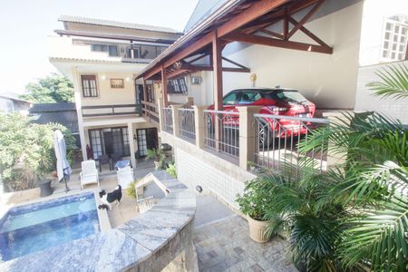 Casa de condomínio à venda com 360m², 6 quartos e 2 vagasFrente da casa