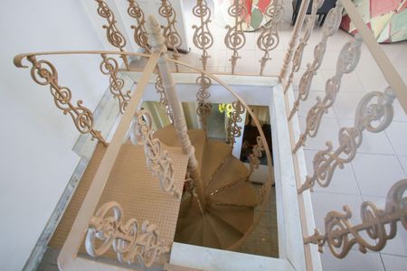 Casa de condomínio à venda com 360m², 6 quartos e 2 vagasEscada