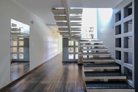 Casa para alugar com 75m², 3 quartos e 3 vagasEscada