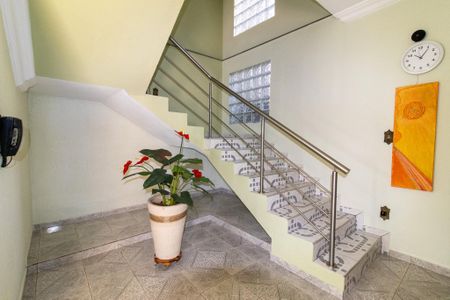 Casa de condomínio à venda com 208m², 4 quartos e 2 vagasEscada